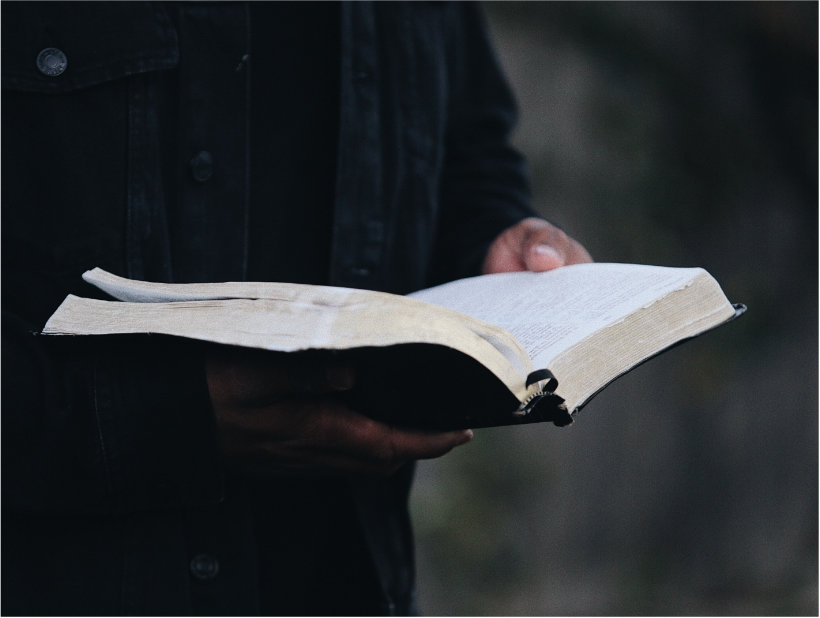 Un homme lisant une bible